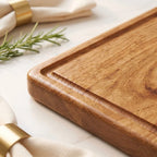 Close_up_of_juice_groove_and_rounded_edge_on_wooden_board
